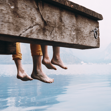 feet dangling from platorm