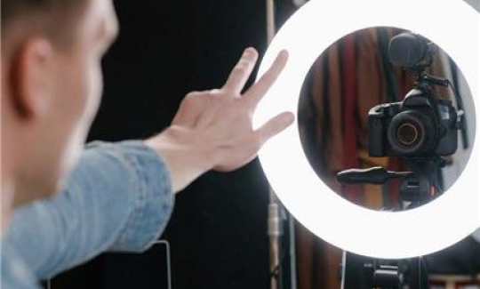 guy with ringlight and camera